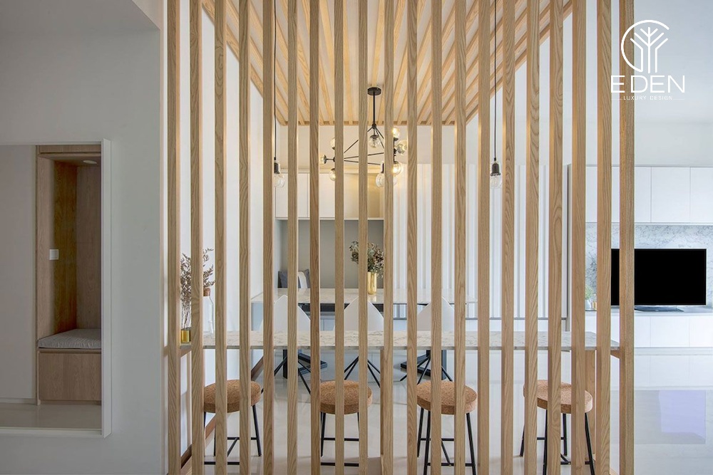 Lam gỗ ngăn giữa bếp và phòng khách giúp không gian có sự tách biệt mà vẫn đảm bảo thông thoáng