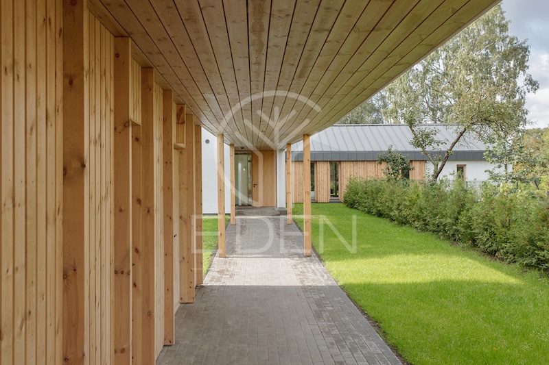 Mẫu thiết kế nhà mái thái cấp 4 chữ L sử dụng cửa gỗ cao cấp