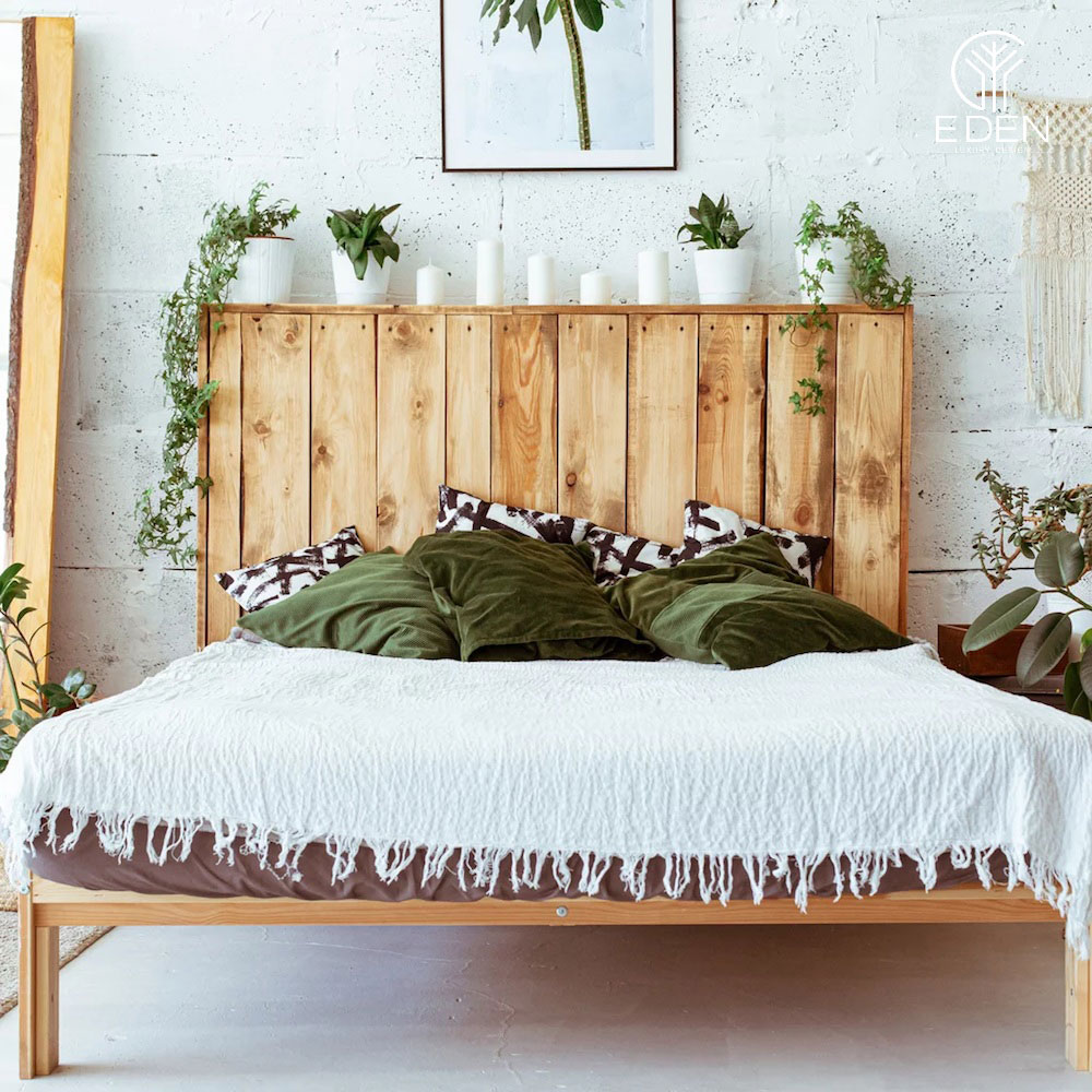 Đặt những chậu cây xanh nhỏ xinh lên vách đầu giường để phủ xanh không gian sống