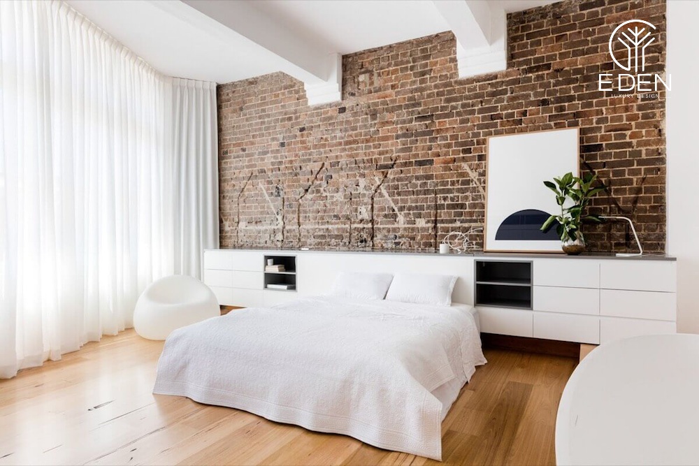 Bức tường gạch thô mộc giúp phòng ngủ tối giản không mất đi sự ấm áp và hài hòa