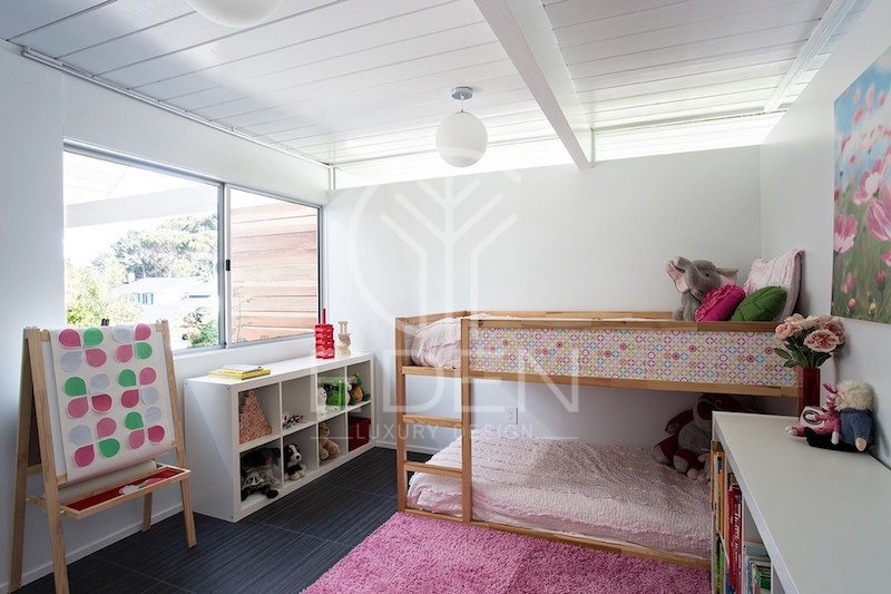 Phòng ngủ cho bé có giường tầng sử dụng những gam màu tươi sáng