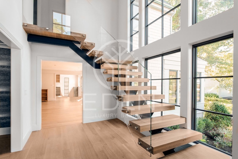 Cầu thang có vai trò kết nối hai tầng của căn nhà ống hiện đại