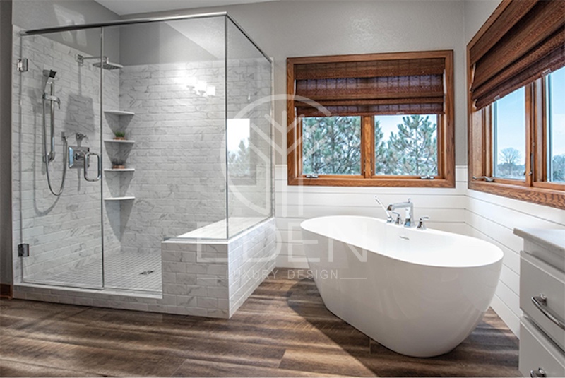 Dễ dàng vệ sinh và an tâm về độ bám khi sử dụng gạch giả gỗ để lát nền nhà tắm