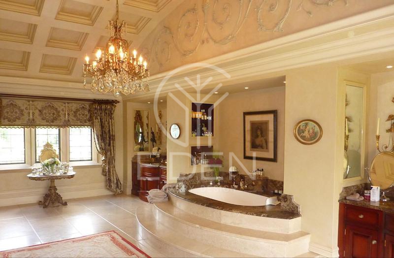 Phòng tắm tân cổ điển dùng tone cam gỗ gợi nhớ đến lâu đài châu Âu sang trọng