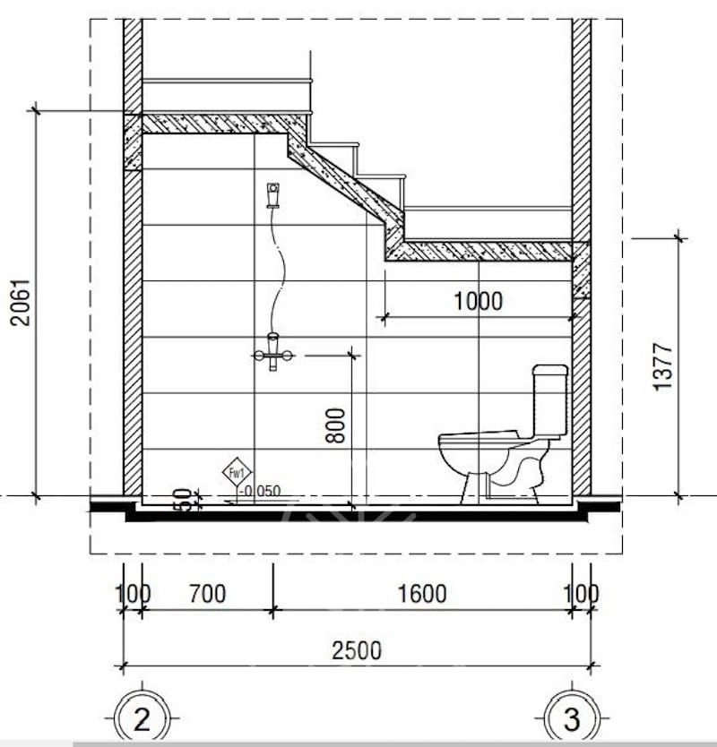 Nhà vệ sinh có diện tích 4m2 được đặt dưới cầu thang
