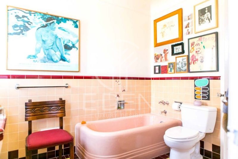 Tone màu hồng chủ đạo dễ thương cho mẫu phòng tắm thiết kế phong cách Retro