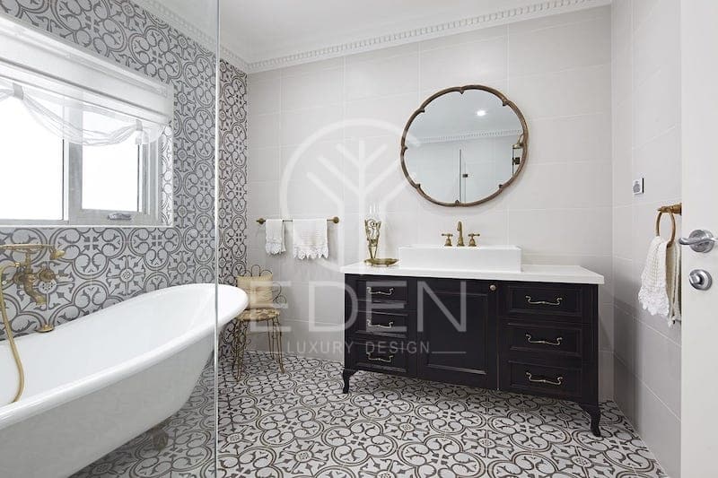 Sàn nhà có họa tiết và hoa văn nổi bật là chi tiết gây thích thú trong không gian phòng tắm