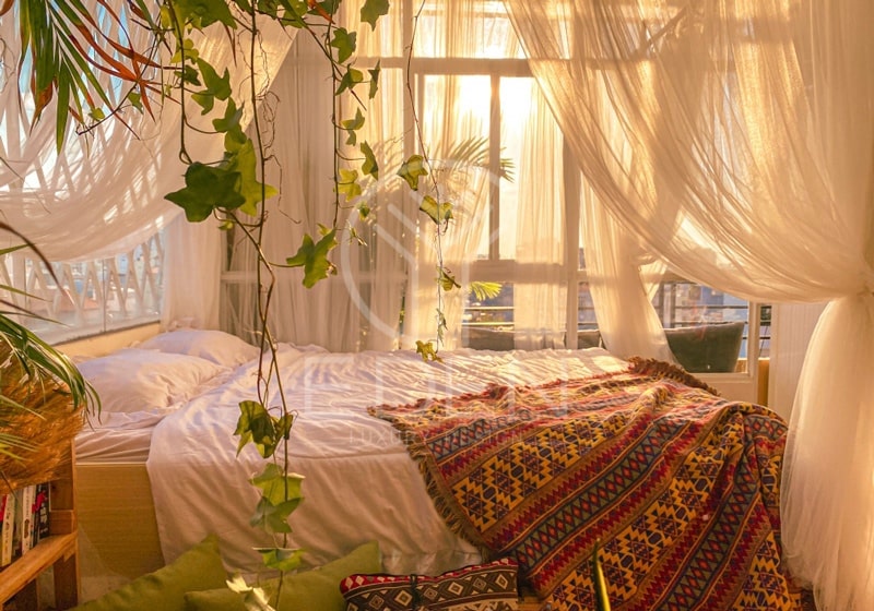 Ga giường và rèm cửa giúp cho không gian phòng ngủ trở nên thơ mộng hơn