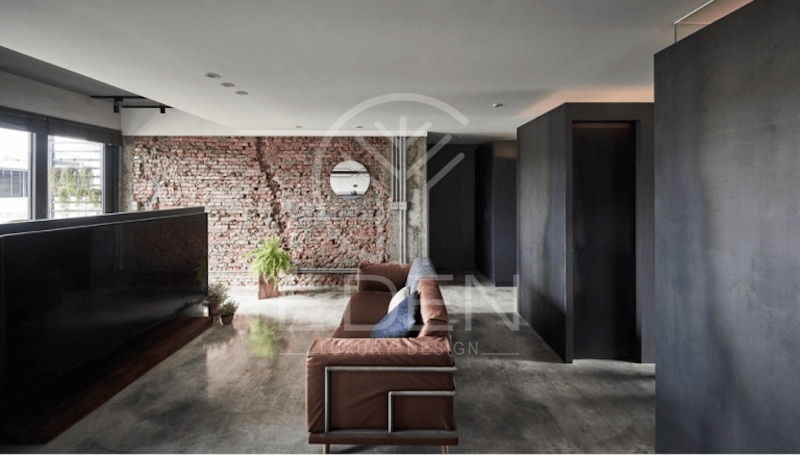 Không gian phòng khách đơn giản với tone màu trầm làm chủ đạo toát lên cá tính riêng và sự sang trọng cho ngôi nhà