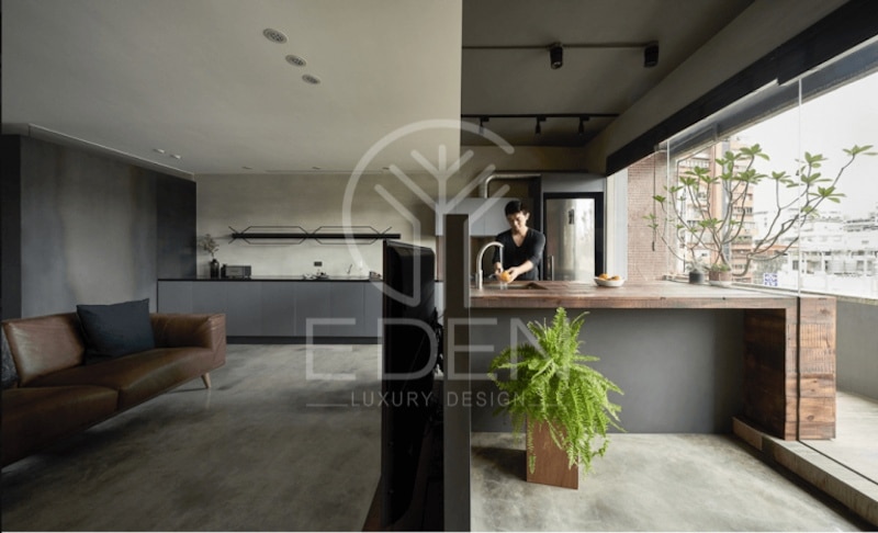 Phòng bếp liên thông với phòng khách mang lại sự rộng rãi hơn cho căn hộ