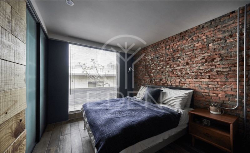 Phòng ngủ đầy sự mộc mạc và gần gũi thông qua mảng tường thô và nội thất bằng gỗ