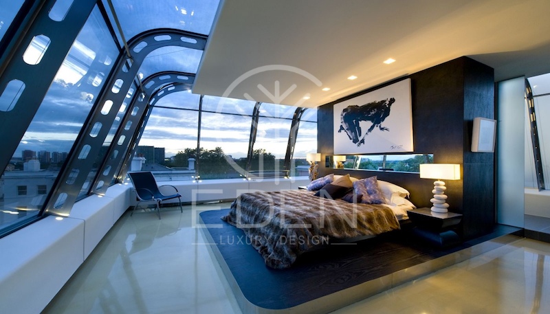 Phòng ngủ thiết kế theo phong cách Hitech sang trọng với ô cửa kính có view cực đẹp