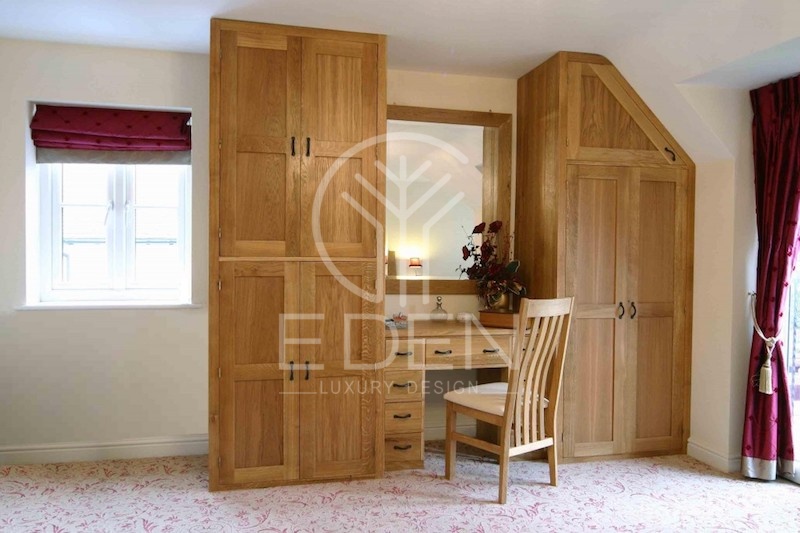 Tủ quần áo kết hợp bàn trang điểm sử dụng gỗ tự nhiên thiết kế theo hình dạng vách tường