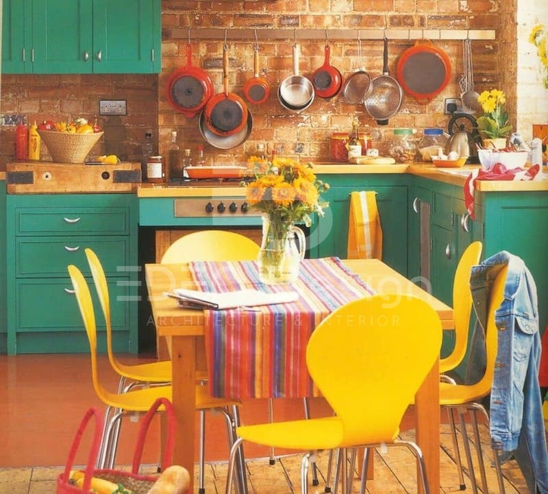 Khéo léo trong kết hợp màu sắc tươi sáng giúp không gian bếp ấm áp, vui tươi hơn