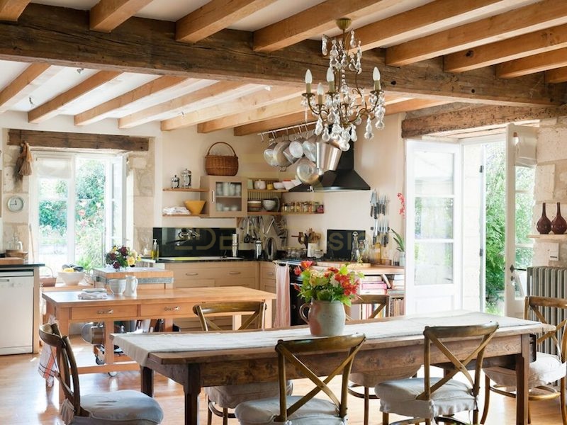 Phòng bếp phong cách đồng quê sử dụng tủ bếp lớn và bàn ăn đặt ở giữa không gian