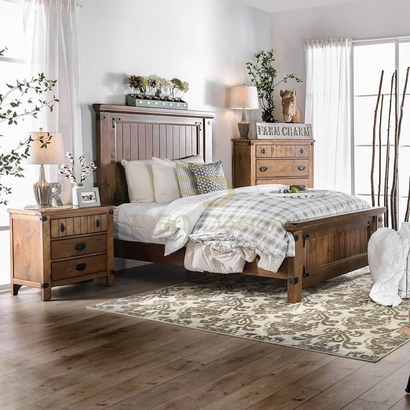 Giường ngủ lớn được đặt ở giữa phòng, xung quanh là đồ nội thất gỗ có cùng chất liệu