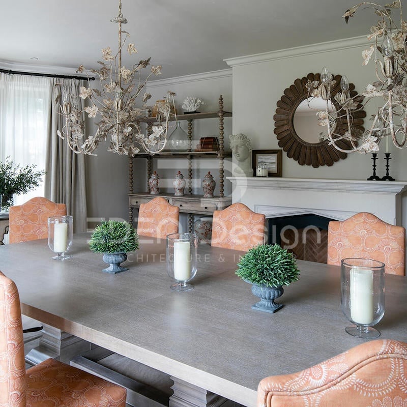 Phòng ăn ấm áp với ghế ăn bọc màu san hô giúp căn phòng có vẻ đẹp ấm áp hơn