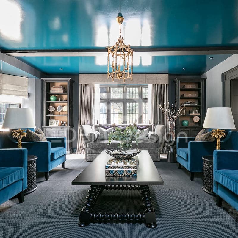 Phòng khách nổi bật với gam màu xanh đậm kết hợp với những chi tiết decor vàng đồng