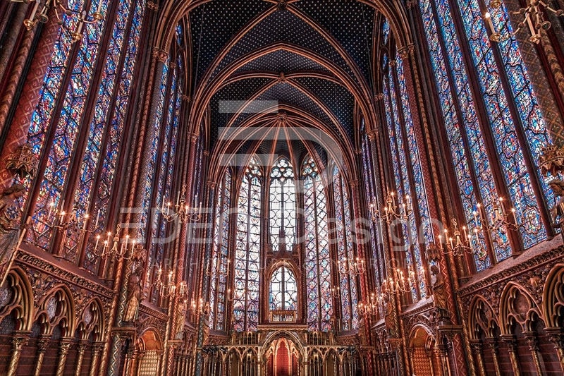 Kiến trúc cao chót vót với những hình khối nhọn sắc sảo khi nhìn từ bên trong Nhà thờ Đức bà Paris