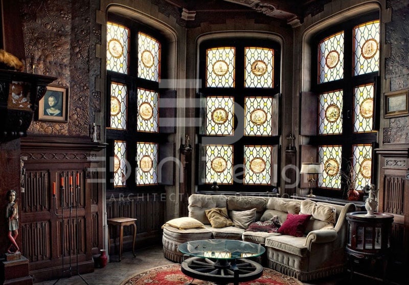 Phong cách nội thất Gothic ưa chuộng nhiều cửa sổ lớn, cao với kính màu