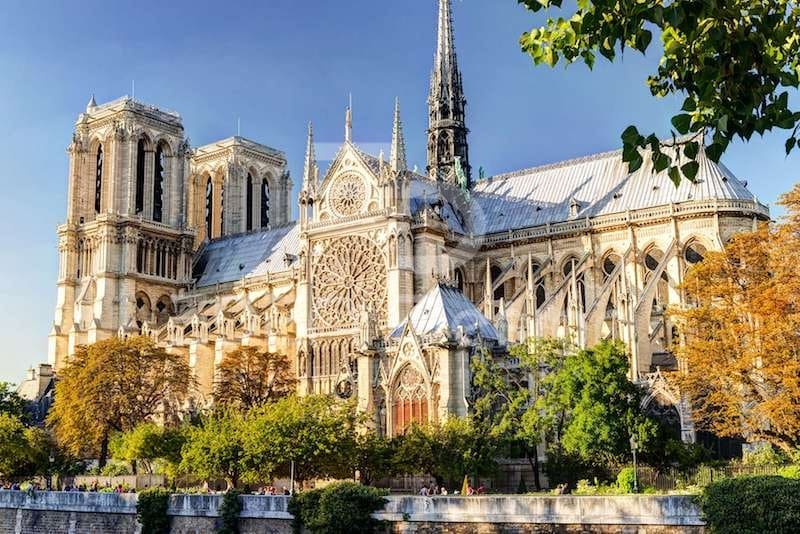Nhà thờ đức bà Paris là công trình kiến trúc thiết kế theo trường phái Gothic nổi tiếng nhất thế giới