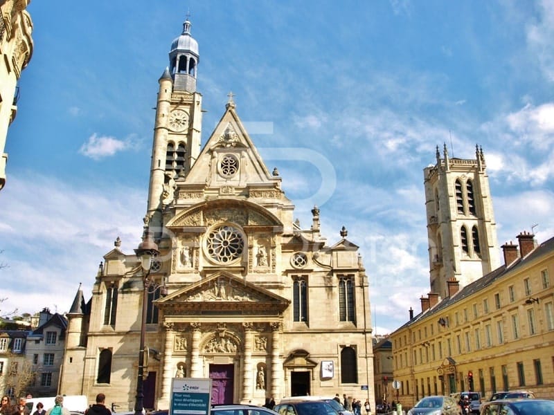Nhà thờ Saint-Étienne là điểm đến lý tưởng cho những người yêu thích nghệ thuật và kiến trúc