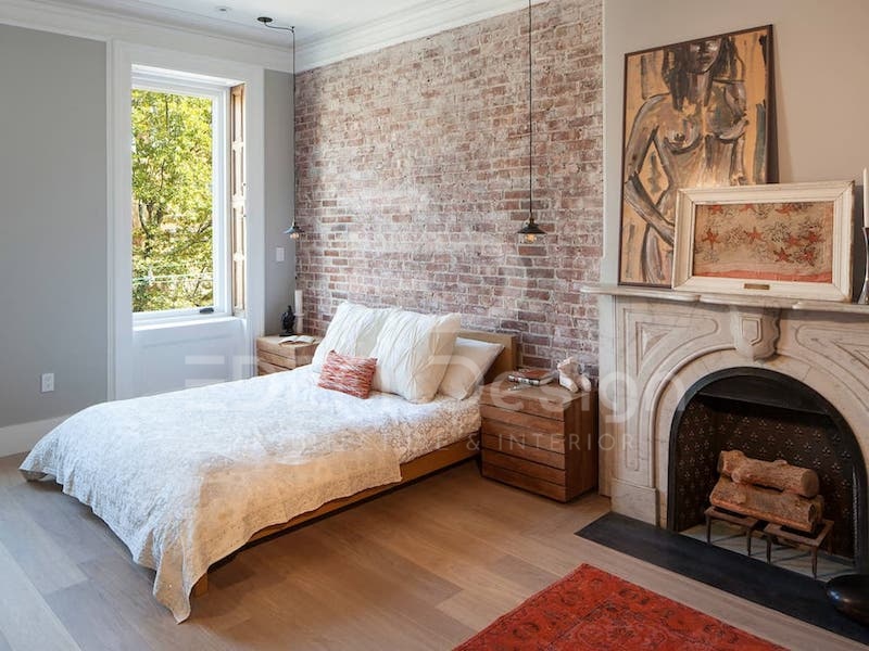 Phòng ngủ phong cách Chiết Trung kết hợp tường gạch và sàn gỗ ấm cúng
