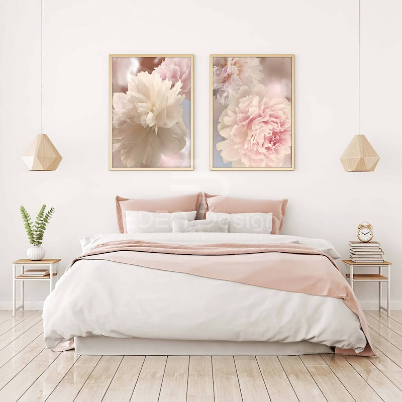 Tranh treo phòng ngủ lãng mạn với tone hồng pastel và hình hoa mẫu đơn