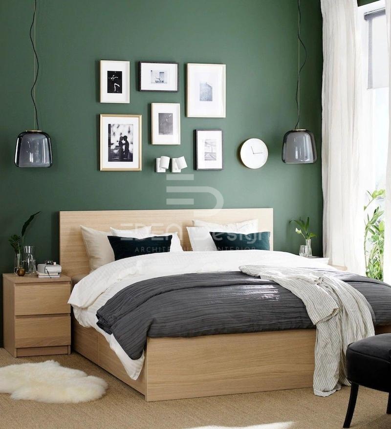 Phòng ngủ với mảng tường xanh và trồng cây trong nhà