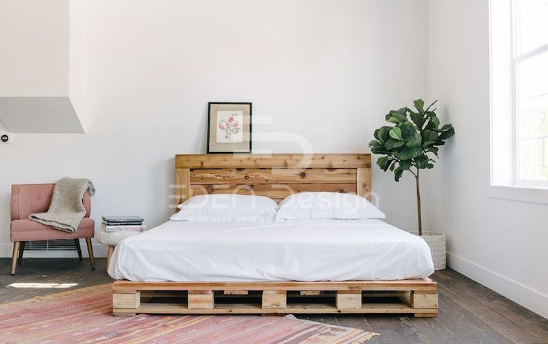 Giường ngủ gỗ pallet có giá thành hợp lý, phù hợp với gia đình trẻ và những ai có kinh phí decor phòng ngủ thấp