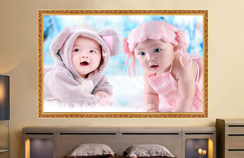Tranh dán tường hình em bé bụ bẫm dành cho phòng ngủ vợ chồng