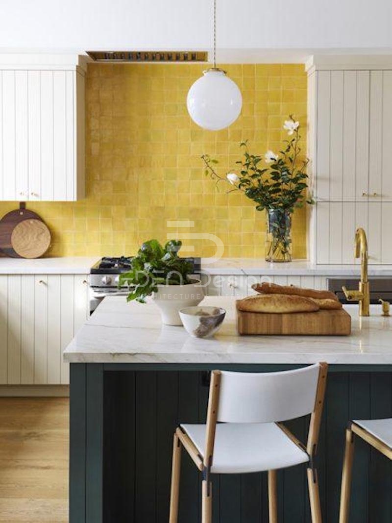 Phối gạch mosaic hình vuông màu vàng trên tông trắng làm điểm nhấn cho phòng bếp vintage