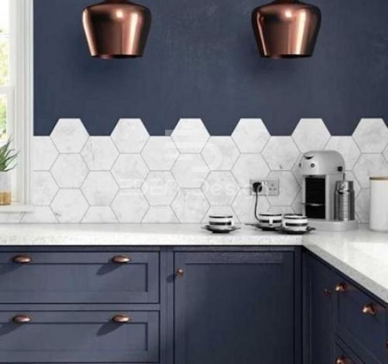 Thiết kế căn bếp hiện đại với gạch ốp hình lục giác khác màu trắng