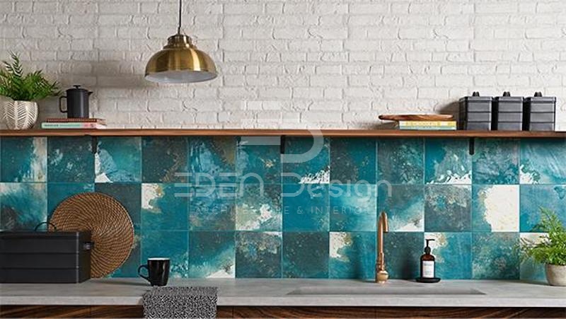 Chọn thiết kế gạch ốp tường hài hòa với phong cách tổng thể của nhà bếp