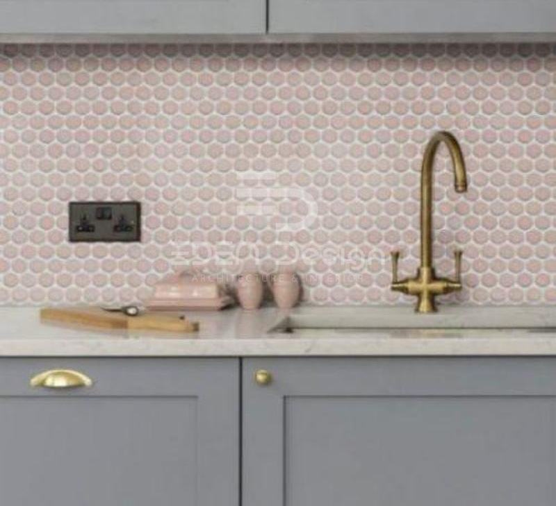 Gạch mosaic hình tròn với gam hồng dịu dàng phù hợp với phòng bếp của cặp vợ chồng trẻ