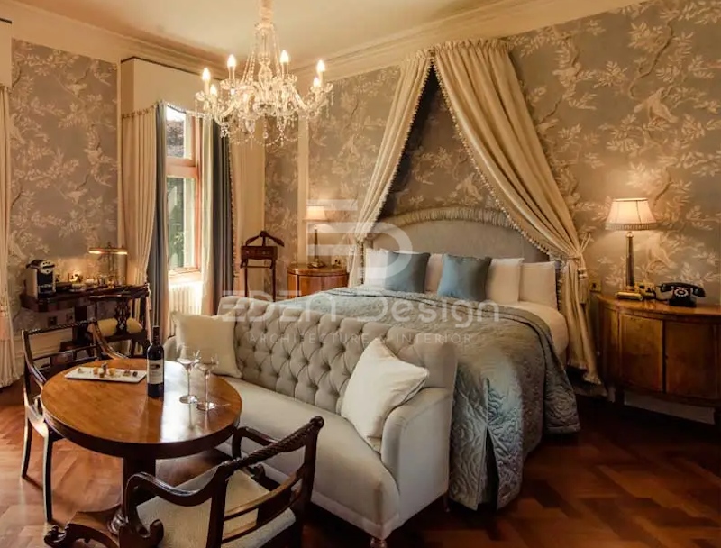 Phòng ngủ cổ điển cuốn hút bởi chiếc giường sang trọng và đèn chùm phong cách hoàng gia
