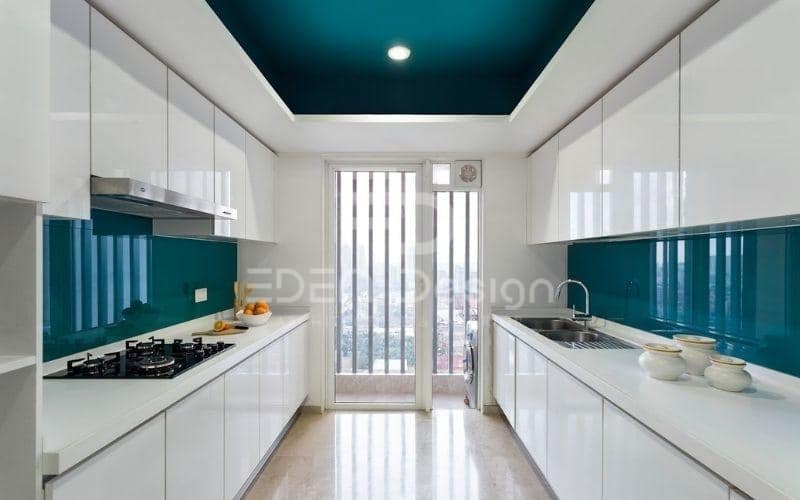 Trần thạch cao phòng bếp phối màu trắng xanh trong nhà chung cư