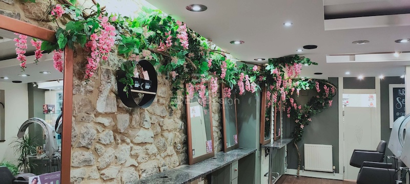 Trang trí tiệm nail Vintage bằng cây xanh và hoa gần gũi với thiên nhiên