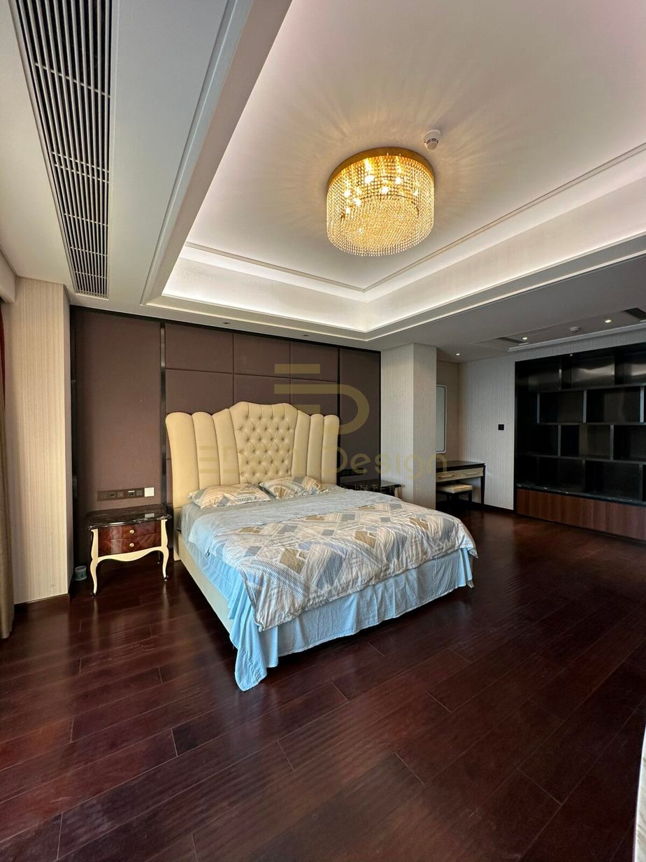 Phòng ngủ sử dụng sàn nhà, đồ nội thất với gam màu trung tính tự nhiên