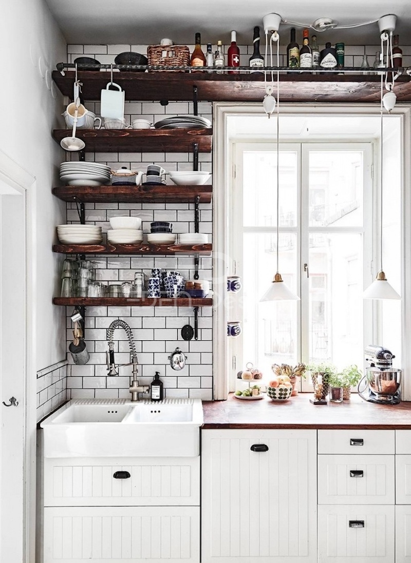 Đừng lãng phí không gian trên tường nhà bếp mà hãy tận dụng để treo đồ đùng
