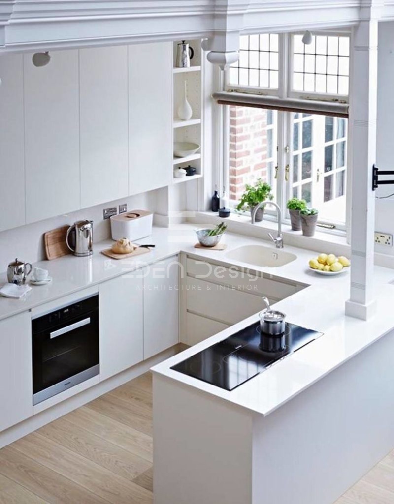 Phòng bếp nhỏ thêm phần rộng rãi và thoáng mát nhờ thiết kế dạng chữ U tone trắng