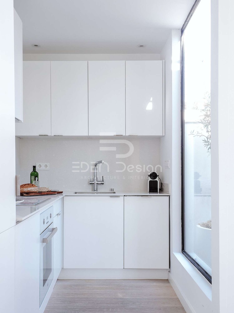 Tủ bếp và gạch ốp tường màu trắng đồng bộ vừa tối giản vừa cao cấp