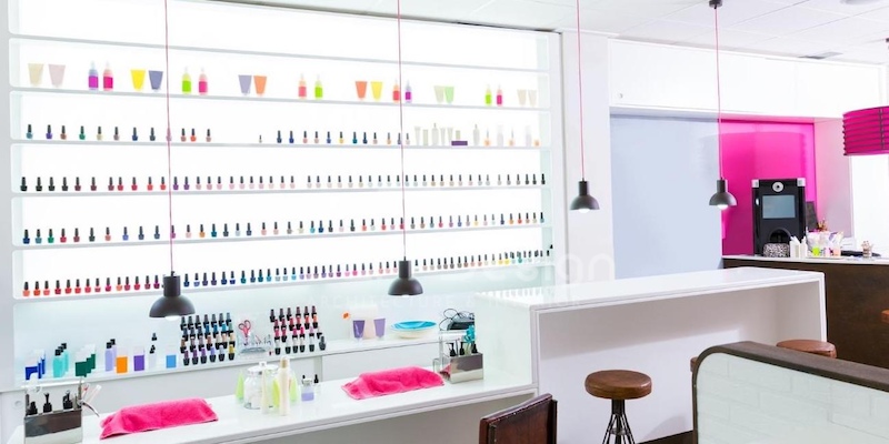 Thiết kế tiệm nail đơn giản đẹp bằng cách sắp xếp sơn móng theo màu
