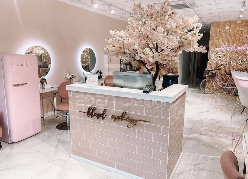 Tiệm nail - salon tone hồng theo phong cách vintage với khu vực checkin ấn tượng