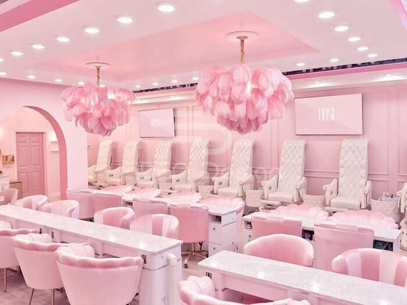 Tiệm nail thiết kế theo phong cách Luxury phối hợp nhiều gam màu hồng đầy tinh tế