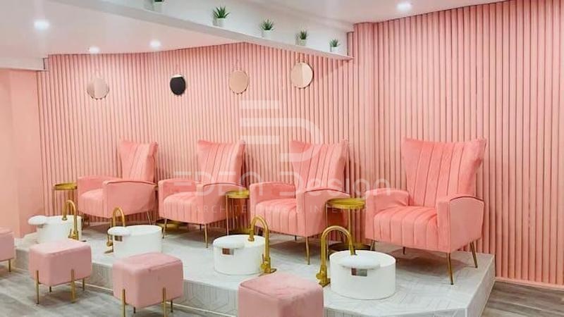 Mẫu tiệm nail gam màu hồng pastel ngọt ngào với bộ ghế cực êm ái
