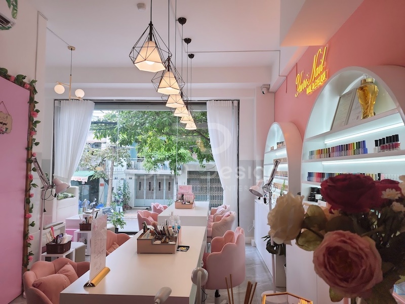 Tiệm nail xinh xắn màu hồng decor theo phong cách vintage