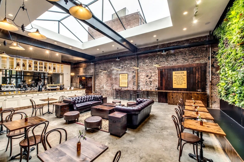 Thiết kế quán cafe cổ điển với không gian mở và tường gạch cổ kính