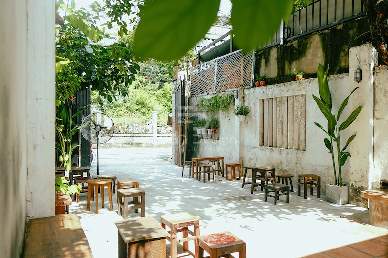 Chi phí đầu tư thấp đừng bỏ lỡ xu hướng decor quán cafe không gian mở sân vườn tối giản