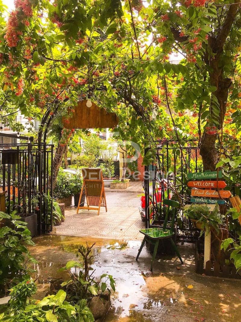Không gian quán cafe sân vườn mang lại cảm giác yên bình và dễ chịu